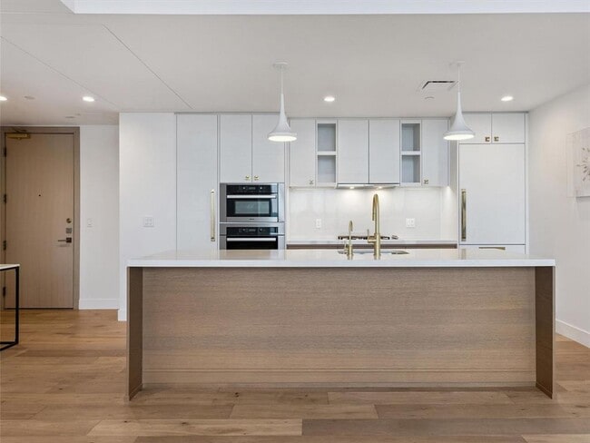 70 Rainey St in Austin, TX - Foto de edificio - Building Photo