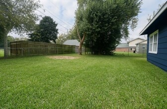 502 Breezy Ln in Wharton, TX - Foto de edificio - Building Photo