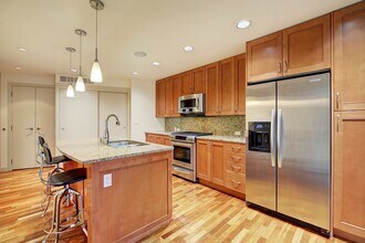 10650 NE 9th Pl in Bellevue, WA - Building Photo - Building Photo