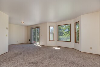 1173 SW Kaleeton Loop in Oak Harbor, WA - Building Photo - Building Photo