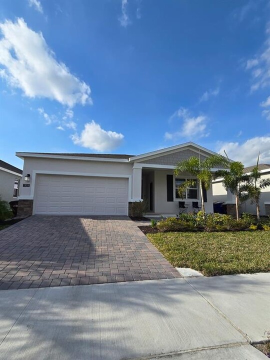 1904 Flourish Ave in Kissimmee, FL - Foto de edificio