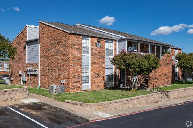 2010 Estrada Pkwy in Irving, TX - Building Photo - Building Photo