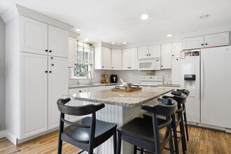 32 Edinburgh Dr in Bedford, NH - Building Photo - Building Photo