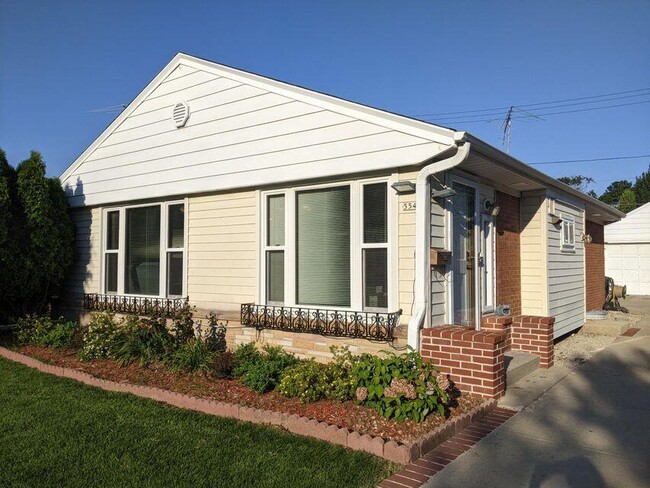 554 Robertson St in Wauwatosa, WI - Building Photo - Building Photo