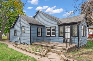 235 W 32nd St in Davenport, IA - Building Photo