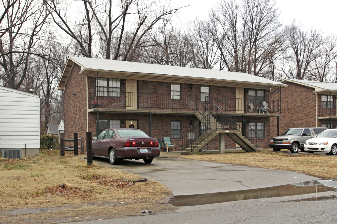 5097-5099 Crafty Dr in Louisville, KY - Building Photo