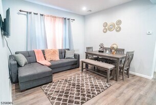 135 Fabyan Pl in Newark, NJ - Building Photo