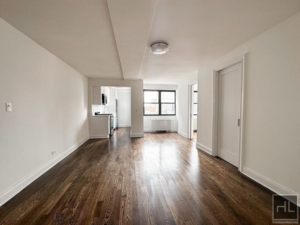 E 16 ST in New York, NY - Building Photo