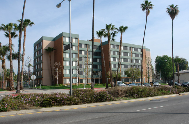 Vistas Apartments in Van Nuys, CA - Building Photo - Building Photo