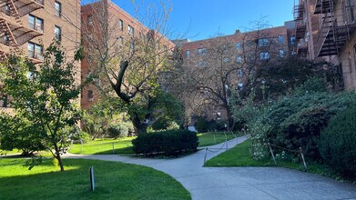 Lincoln Gardens in Flushing, NY - Building Photo - Building Photo