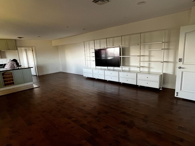property at 2514 Roscomare Rd
