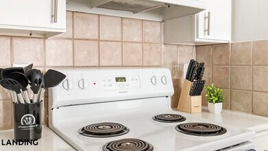 9835 Fredericksburg Rd in San Antonio, TX - Foto de edificio - Building Photo