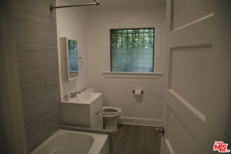 1215 N Poinsettia Pl in Los Angeles, CA - Foto de edificio - Building Photo