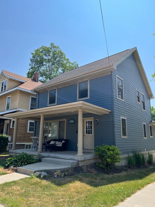 2021 Monroe St in Madison, WI - Building Photo