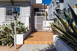 West LA Townhouse in Los Angeles, CA - Foto de edificio - Building Photo