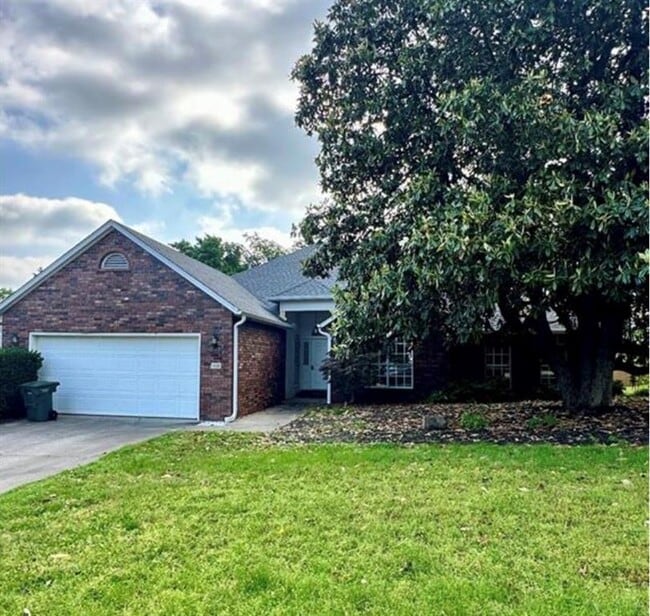 property at 1826 N Glenbrook Pl