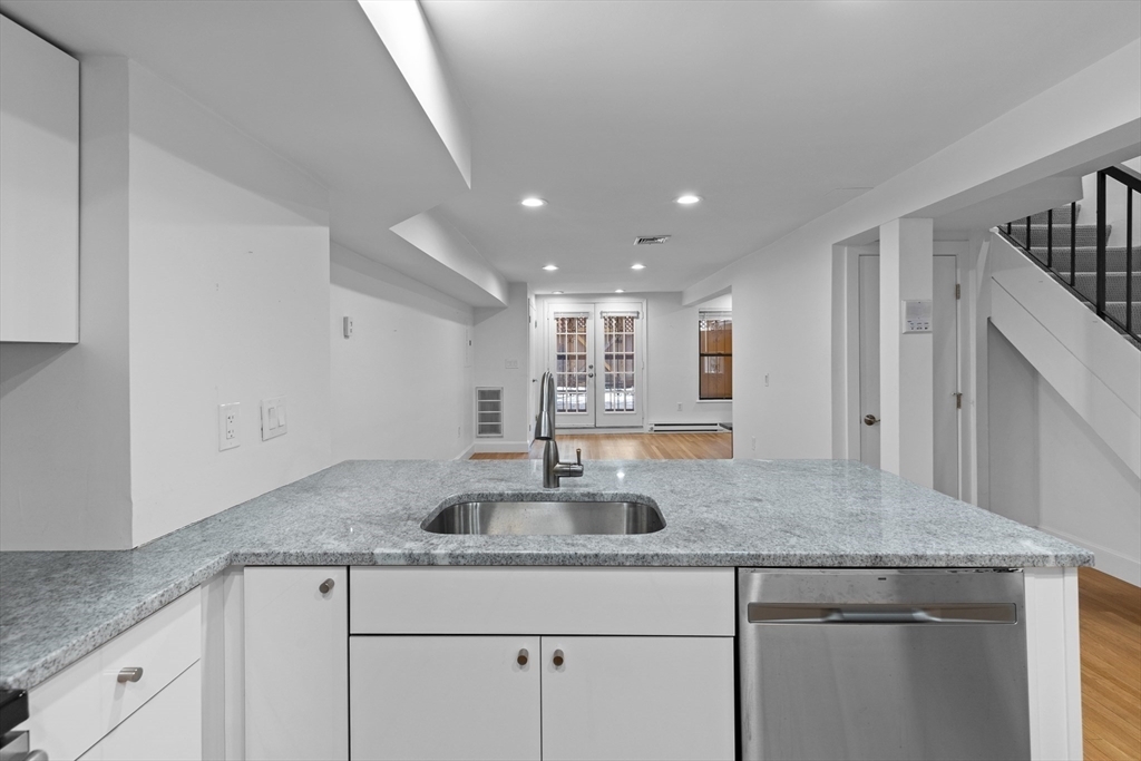 221 W Newton St, Unit 3 in Boston, MA - Building Photo