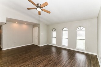 6914 Pickett Dr in Richmond, TX - Building Photo - Building Photo