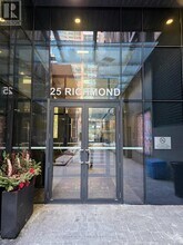 25 Richmond St E in Toronto, ON - Building Photo - Building Photo
