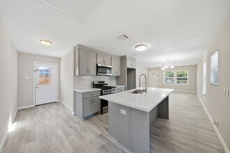 5213 Burma Rd in Houston, TX - Building Photo - Building Photo