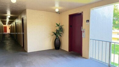 7175 Orange Dr in Davie, FL - Building Photo - Building Photo