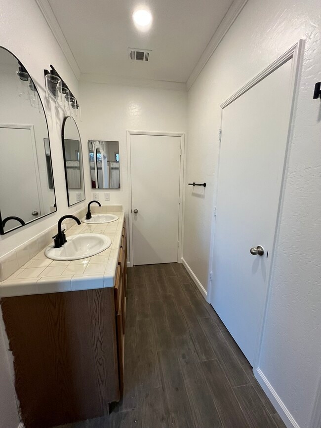 property at 5183 E Lowe Ave