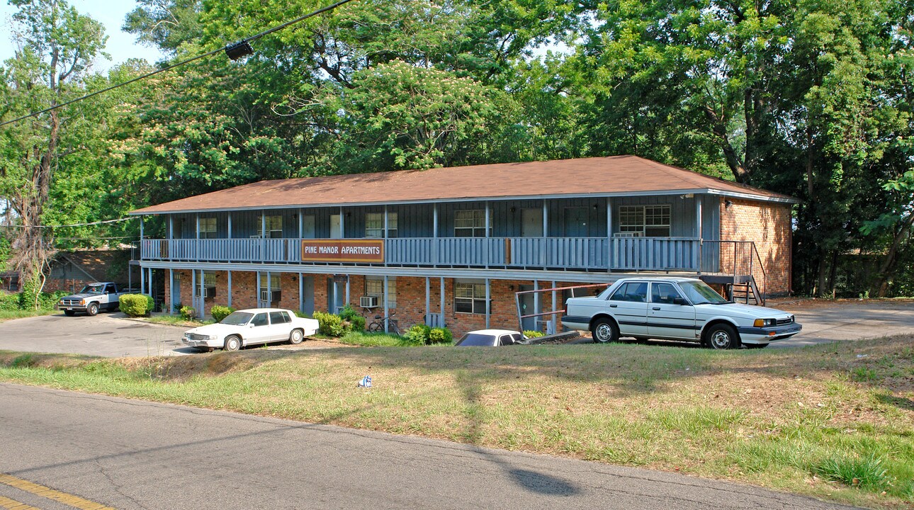 Pine Manor Apartments in Tallahassee, FL - Building Photo