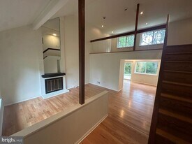 11613 Piney Lodge Rd in North Potomac, MD - Building Photo