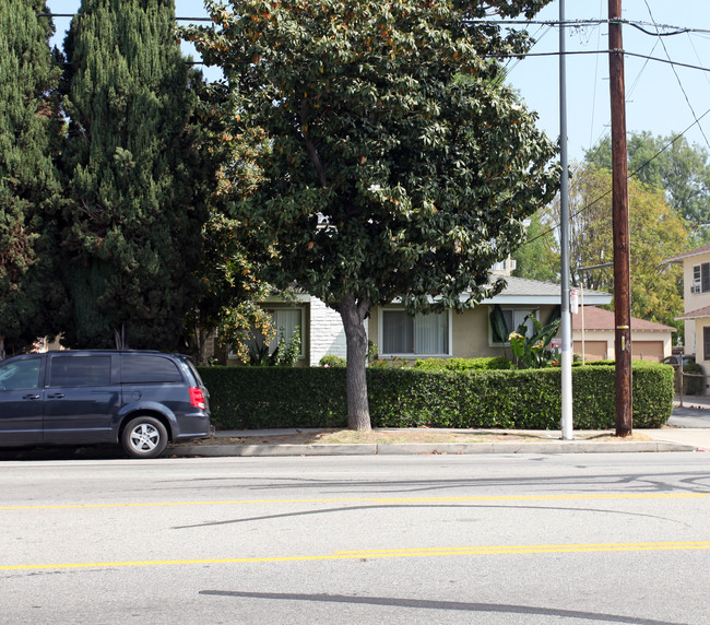 15021 Burbank Blvd in Van Nuys, CA - Building Photo - Building Photo