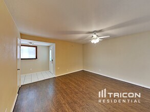 6112 Granada Cir in Las Vegas, NV - Building Photo - Building Photo