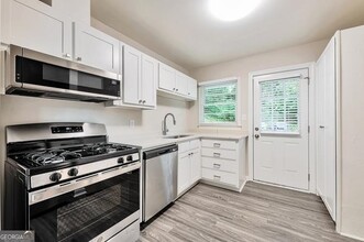 551 Wimbledon Rd NE in Atlanta, GA - Foto de edificio - Building Photo