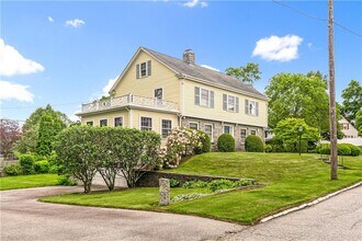 160 Ann Mary Brown Dr in Warwick, RI - Foto de edificio - Building Photo