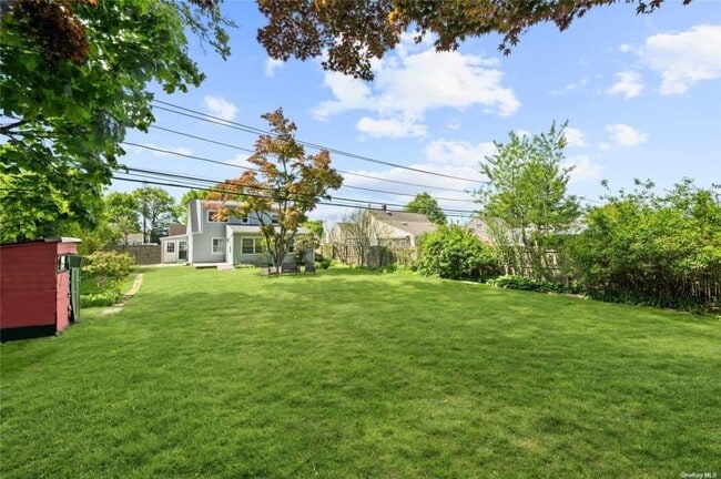 63 Old Farm Rd in Levittown, NY - Building Photo - Building Photo