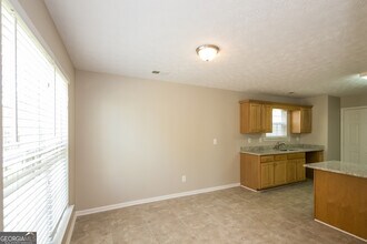 9535 Lakeview Rd in Union City, GA - Building Photo - Building Photo