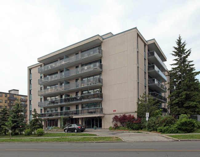 15 Thorncliffe Park Dr in Toronto, ON - Building Photo - Primary Photo