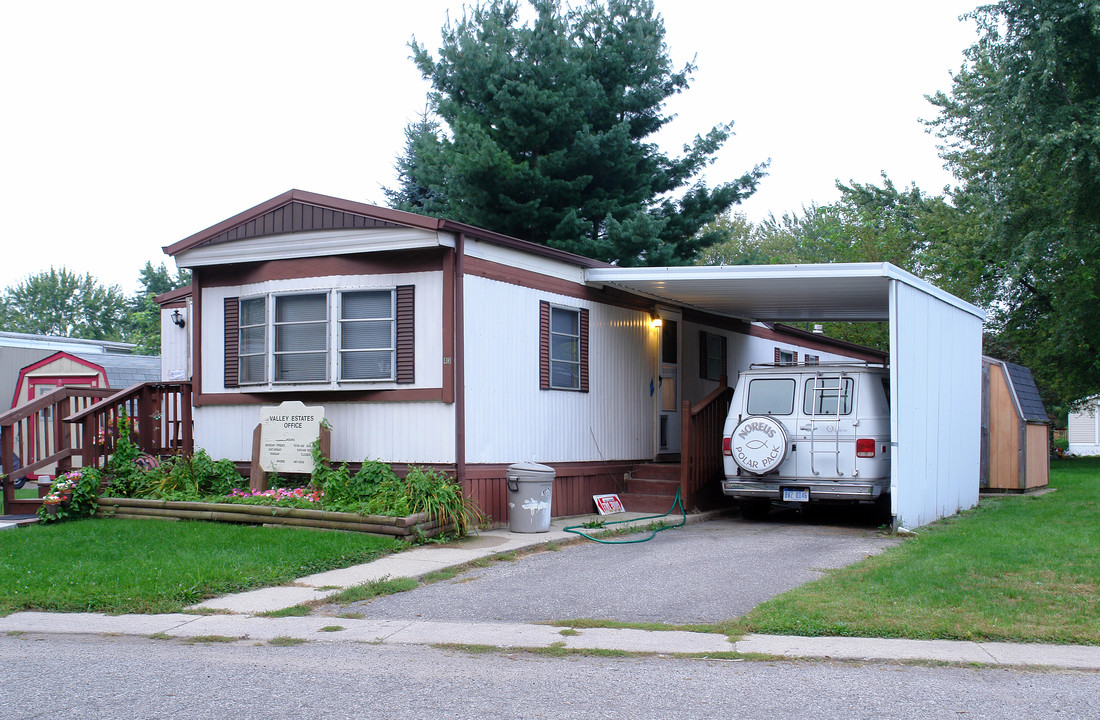 Valley Estates in Lansing, MI - Building Photo