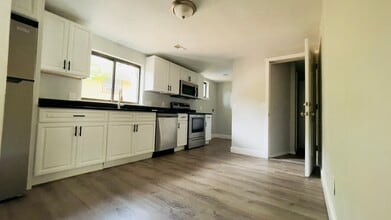 58 Windsor St, Unit #2 in Worcester, MA - Foto de edificio - Building Photo