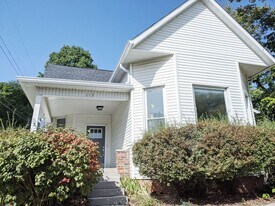 113 E 10th St in Bloomington, IN - Building Photo