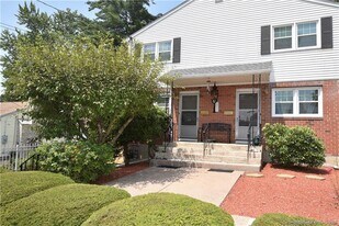 56 Mozart St in West Hartford, CT - Building Photo
