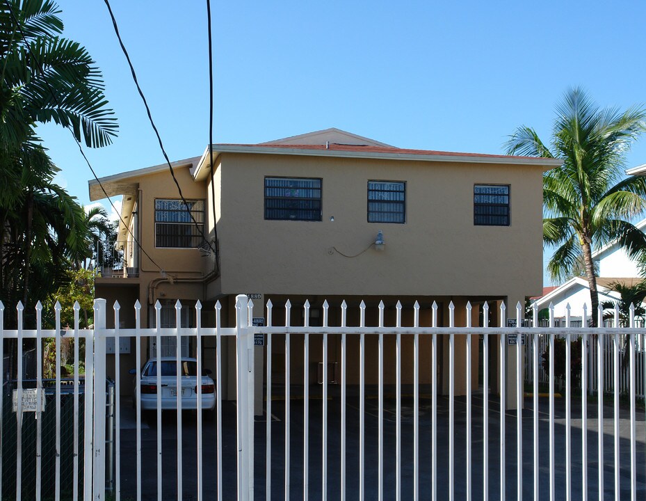 1880 SW 4th St in Miami, FL - Building Photo