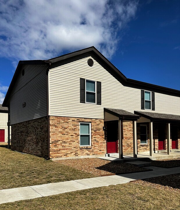 1111 Columbus Cir in Warrenton, MO - Building Photo