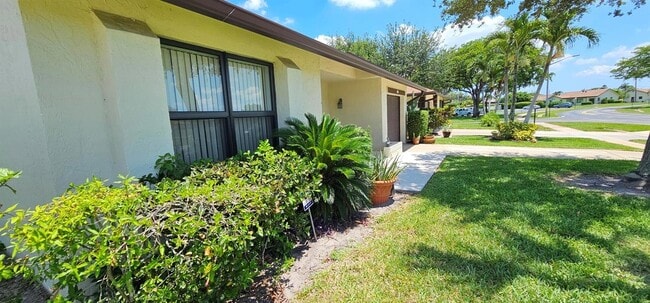 3298 Shadow Wood Dr in Greenacres, FL - Building Photo - Building Photo