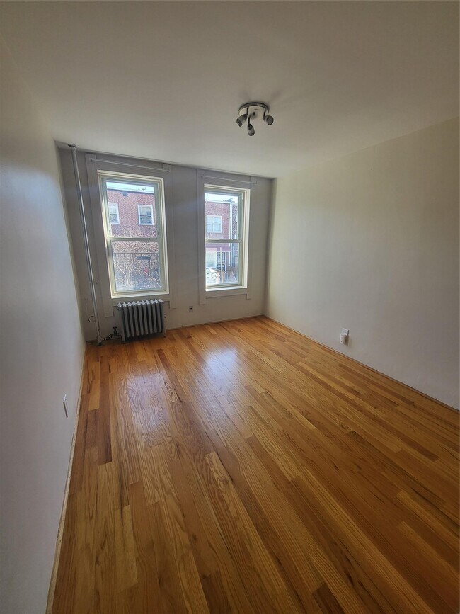 30-35 49th St-Unit -#2S in Queens, NY - Foto de edificio - Building Photo