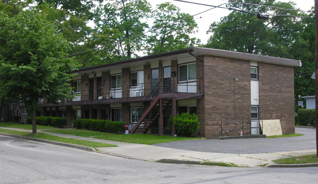 Multi Family in Akron, OH - Building Photo - Building Photo