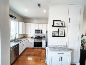 2065 N Kedzie Blvd in Chicago, IL - Building Photo - Building Photo