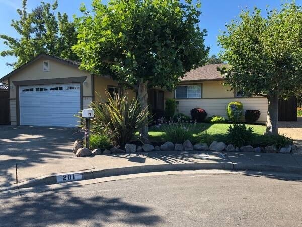 201 Fuchsia Way in Healdsburg, CA - Building Photo