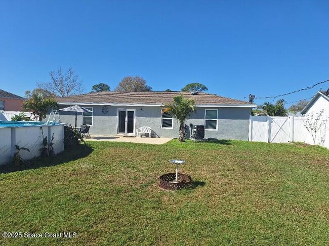 871 Hawaii Ave NW in Palm Bay, FL - Foto de edificio - Building Photo