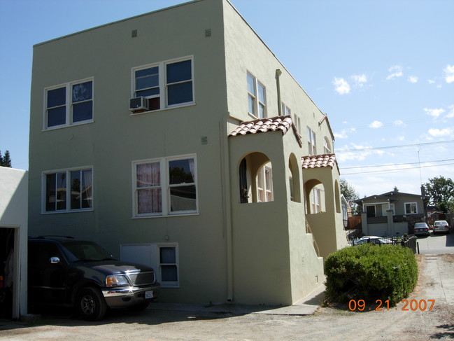 2325 Hughes Ave in Oakland, CA - Building Photo - Building Photo