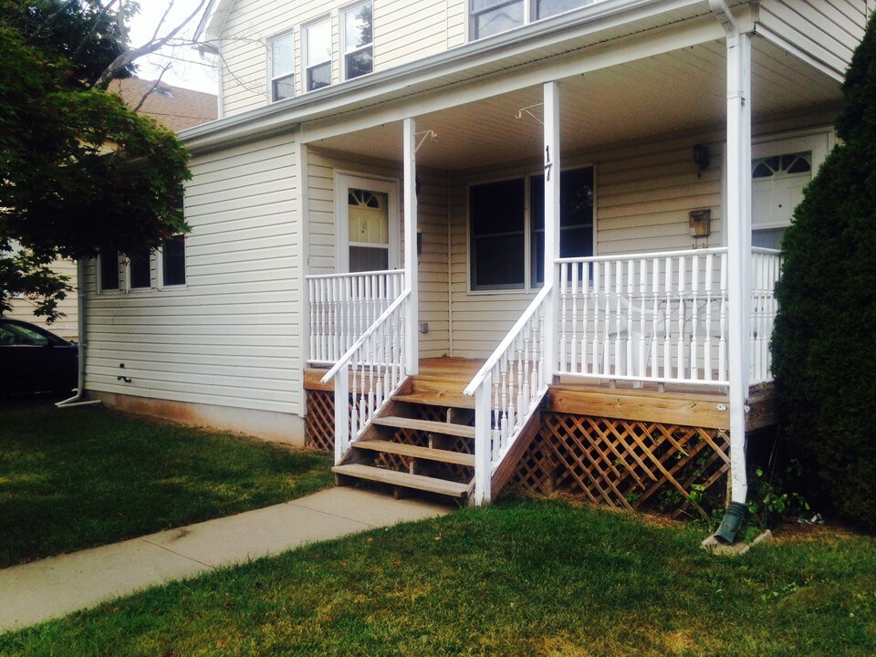 17 Blake Ave, Unit #1 in Franklin Township, NJ - Building Photo