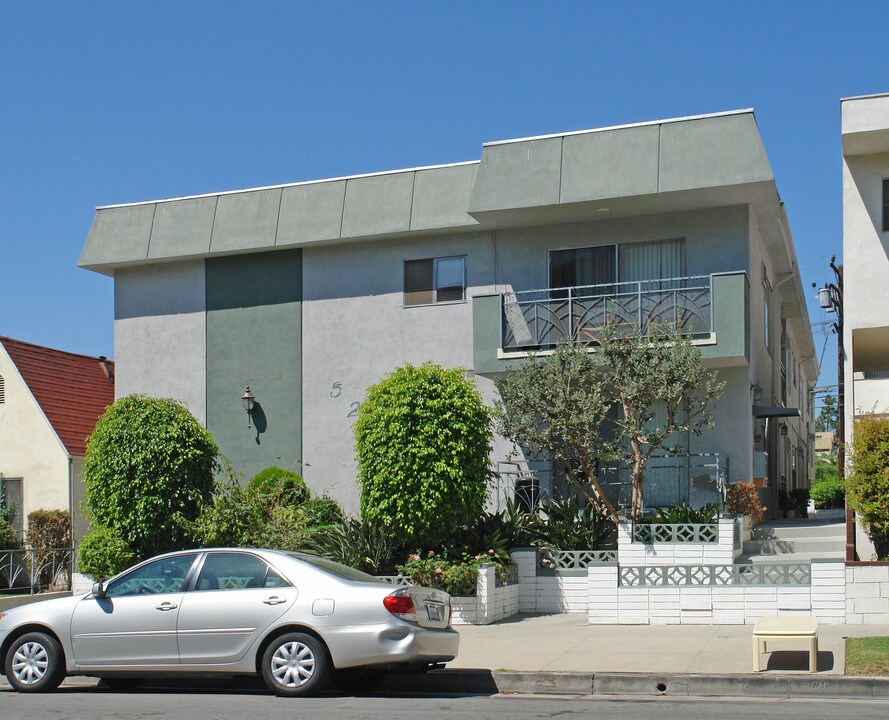 525 N Kings Rd in Los Angeles, CA - Building Photo